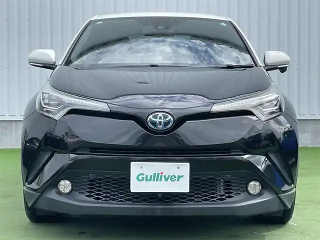 トヨタ Ｃ－ＨＲ G 香川県 2017(平29)年 5.8万km ホワイト/ブラックマイカ 2トーン 登録時走行距離57571km/純正9型SDナビ【NSZT-Y66T】/（フルセグTV/Bluetooth/MSV/DVD）/バック/フロントカメラ/トヨタセーフティセンス/・プリクラッシュセーフティ/・アダプティブクルーズコントロール/・レーンディパーチャーアラート/・オートマチックハイビーム/ブラインドスポットモニター/クリアランスソナー/黒革シート/前席シートヒーター/革巻きステアリング/ステアリングスイッチ/電動パーキングブレーキ/オートブレーキホールド/オートライト/LEDヘッドライト/LEDフォグライト/純正18インチアルミホイール/純正ビルトインETC/純正フロアマット/純正ドアバイザー/純正トノカバー/全席フルオートパワーウィンドウ/オート開閉機能付き電動格納ミラー/ISOFIX