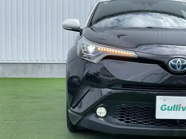 トヨタ Ｃ－ＨＲ G 香川県 2017(平29)年 5.8万km ホワイト/ブラックマイカ 2トーン 登録時走行距離57571km/純正9型SDナビ【NSZT-Y66T】/（フルセグTV/Bluetooth/MSV/DVD）/バック/フロントカメラ/トヨタセーフティセンス/・プリクラッシュセーフティ/・アダプティブクルーズコントロール/・レーンディパーチャーアラート/・オートマチックハイビーム/ブラインドスポットモニター/クリアランスソナー/黒革シート/前席シートヒーター/革巻きステアリング/ステアリングスイッチ/電動パーキングブレーキ/オートブレーキホールド/オートライト/LEDヘッドライト/LEDフォグライト/純正18インチアルミホイール/純正ビルトインETC/純正フロアマット/純正ドアバイザー/純正トノカバー/全席フルオートパワーウィンドウ/オート開閉機能付き電動格納ミラー/ISOFIX