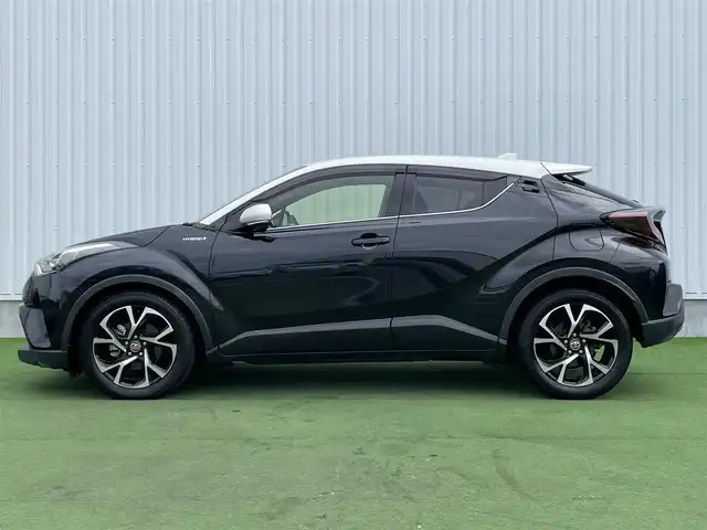トヨタ Ｃ－ＨＲ G 香川県 2017(平29)年 5.8万km ホワイト/ブラックマイカ 2トーン 登録時走行距離57571km/純正9型SDナビ【NSZT-Y66T】/（フルセグTV/Bluetooth/MSV/DVD）/バック/フロントカメラ/トヨタセーフティセンス/・プリクラッシュセーフティ/・アダプティブクルーズコントロール/・レーンディパーチャーアラート/・オートマチックハイビーム/ブラインドスポットモニター/クリアランスソナー/黒革シート/前席シートヒーター/革巻きステアリング/ステアリングスイッチ/電動パーキングブレーキ/オートブレーキホールド/オートライト/LEDヘッドライト/LEDフォグライト/純正18インチアルミホイール/純正ビルトインETC/純正フロアマット/純正ドアバイザー/純正トノカバー/全席フルオートパワーウィンドウ/オート開閉機能付き電動格納ミラー/ISOFIX