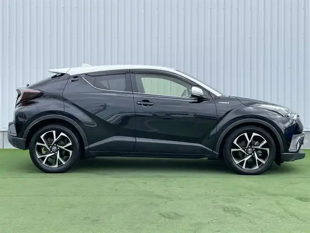 トヨタ Ｃ－ＨＲ G 香川県 2017(平29)年 5.8万km ホワイト/ブラックマイカ 2トーン 登録時走行距離57571km/純正9型SDナビ【NSZT-Y66T】/（フルセグTV/Bluetooth/MSV/DVD）/バック/フロントカメラ/トヨタセーフティセンス/・プリクラッシュセーフティ/・アダプティブクルーズコントロール/・レーンディパーチャーアラート/・オートマチックハイビーム/ブラインドスポットモニター/クリアランスソナー/黒革シート/前席シートヒーター/革巻きステアリング/ステアリングスイッチ/電動パーキングブレーキ/オートブレーキホールド/オートライト/LEDヘッドライト/LEDフォグライト/純正18インチアルミホイール/純正ビルトインETC/純正フロアマット/純正ドアバイザー/純正トノカバー/全席フルオートパワーウィンドウ/オート開閉機能付き電動格納ミラー/ISOFIX