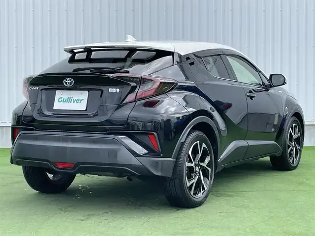 トヨタ Ｃ－ＨＲ G 香川県 2017(平29)年 5.8万km ホワイト/ブラックマイカ 2トーン 登録時走行距離57571km/純正9型SDナビ【NSZT-Y66T】/（フルセグTV/Bluetooth/MSV/DVD）/バック/フロントカメラ/トヨタセーフティセンス/・プリクラッシュセーフティ/・アダプティブクルーズコントロール/・レーンディパーチャーアラート/・オートマチックハイビーム/ブラインドスポットモニター/クリアランスソナー/黒革シート/前席シートヒーター/革巻きステアリング/ステアリングスイッチ/電動パーキングブレーキ/オートブレーキホールド/オートライト/LEDヘッドライト/LEDフォグライト/純正18インチアルミホイール/純正ビルトインETC/純正フロアマット/純正ドアバイザー/純正トノカバー/全席フルオートパワーウィンドウ/オート開閉機能付き電動格納ミラー/ISOFIX