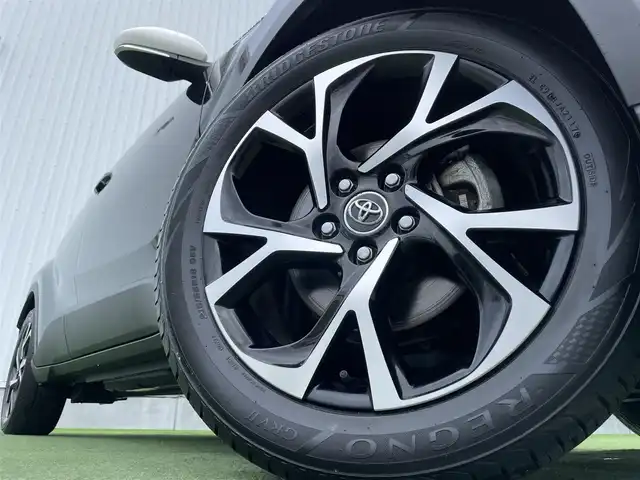 トヨタ Ｃ－ＨＲ G 香川県 2017(平29)年 5.8万km ホワイト/ブラックマイカ 2トーン 登録時走行距離57571km/純正9型SDナビ【NSZT-Y66T】/（フルセグTV/Bluetooth/MSV/DVD）/バック/フロントカメラ/トヨタセーフティセンス/・プリクラッシュセーフティ/・アダプティブクルーズコントロール/・レーンディパーチャーアラート/・オートマチックハイビーム/ブラインドスポットモニター/クリアランスソナー/黒革シート/前席シートヒーター/革巻きステアリング/ステアリングスイッチ/電動パーキングブレーキ/オートブレーキホールド/オートライト/LEDヘッドライト/LEDフォグライト/純正18インチアルミホイール/純正ビルトインETC/純正フロアマット/純正ドアバイザー/純正トノカバー/全席フルオートパワーウィンドウ/オート開閉機能付き電動格納ミラー/ISOFIX