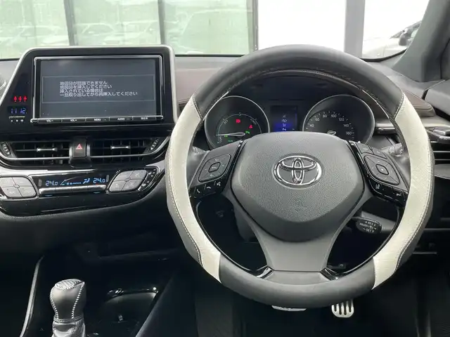 トヨタ Ｃ－ＨＲ G 香川県 2017(平29)年 5.8万km ホワイト/ブラックマイカ 2トーン 登録時走行距離57571km/純正9型SDナビ【NSZT-Y66T】/（フルセグTV/Bluetooth/MSV/DVD）/バック/フロントカメラ/トヨタセーフティセンス/・プリクラッシュセーフティ/・アダプティブクルーズコントロール/・レーンディパーチャーアラート/・オートマチックハイビーム/ブラインドスポットモニター/クリアランスソナー/黒革シート/前席シートヒーター/革巻きステアリング/ステアリングスイッチ/電動パーキングブレーキ/オートブレーキホールド/オートライト/LEDヘッドライト/LEDフォグライト/純正18インチアルミホイール/純正ビルトインETC/純正フロアマット/純正ドアバイザー/純正トノカバー/全席フルオートパワーウィンドウ/オート開閉機能付き電動格納ミラー/ISOFIX