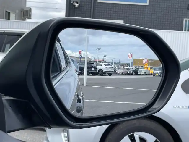 トヨタ Ｃ－ＨＲ G 香川県 2017(平29)年 5.8万km ホワイト/ブラックマイカ 2トーン 登録時走行距離57571km/純正9型SDナビ【NSZT-Y66T】/（フルセグTV/Bluetooth/MSV/DVD）/バック/フロントカメラ/トヨタセーフティセンス/・プリクラッシュセーフティ/・アダプティブクルーズコントロール/・レーンディパーチャーアラート/・オートマチックハイビーム/ブラインドスポットモニター/クリアランスソナー/黒革シート/前席シートヒーター/革巻きステアリング/ステアリングスイッチ/電動パーキングブレーキ/オートブレーキホールド/オートライト/LEDヘッドライト/LEDフォグライト/純正18インチアルミホイール/純正ビルトインETC/純正フロアマット/純正ドアバイザー/純正トノカバー/全席フルオートパワーウィンドウ/オート開閉機能付き電動格納ミラー/ISOFIX