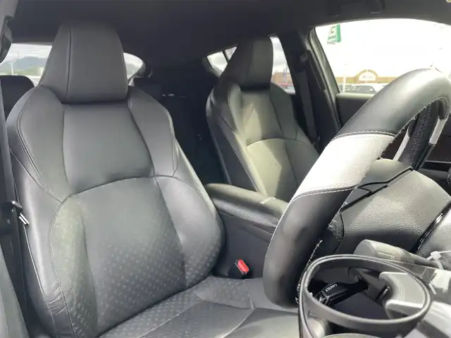 トヨタ Ｃ－ＨＲ G 香川県 2017(平29)年 5.8万km ホワイト/ブラックマイカ 2トーン 登録時走行距離57571km/純正9型SDナビ【NSZT-Y66T】/（フルセグTV/Bluetooth/MSV/DVD）/バック/フロントカメラ/トヨタセーフティセンス/・プリクラッシュセーフティ/・アダプティブクルーズコントロール/・レーンディパーチャーアラート/・オートマチックハイビーム/ブラインドスポットモニター/クリアランスソナー/黒革シート/前席シートヒーター/革巻きステアリング/ステアリングスイッチ/電動パーキングブレーキ/オートブレーキホールド/オートライト/LEDヘッドライト/LEDフォグライト/純正18インチアルミホイール/純正ビルトインETC/純正フロアマット/純正ドアバイザー/純正トノカバー/全席フルオートパワーウィンドウ/オート開閉機能付き電動格納ミラー/ISOFIX