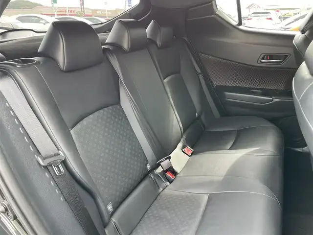 トヨタ Ｃ－ＨＲ G 香川県 2017(平29)年 5.8万km ホワイト/ブラックマイカ 2トーン 登録時走行距離57571km/純正9型SDナビ【NSZT-Y66T】/（フルセグTV/Bluetooth/MSV/DVD）/バック/フロントカメラ/トヨタセーフティセンス/・プリクラッシュセーフティ/・アダプティブクルーズコントロール/・レーンディパーチャーアラート/・オートマチックハイビーム/ブラインドスポットモニター/クリアランスソナー/黒革シート/前席シートヒーター/革巻きステアリング/ステアリングスイッチ/電動パーキングブレーキ/オートブレーキホールド/オートライト/LEDヘッドライト/LEDフォグライト/純正18インチアルミホイール/純正ビルトインETC/純正フロアマット/純正ドアバイザー/純正トノカバー/全席フルオートパワーウィンドウ/オート開閉機能付き電動格納ミラー/ISOFIX