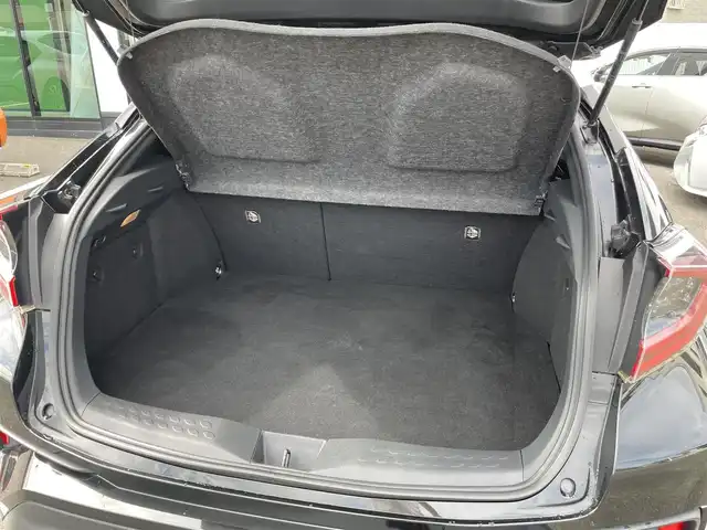 トヨタ Ｃ－ＨＲ G 香川県 2017(平29)年 5.8万km ホワイト/ブラックマイカ 2トーン 登録時走行距離57571km/純正9型SDナビ【NSZT-Y66T】/（フルセグTV/Bluetooth/MSV/DVD）/バック/フロントカメラ/トヨタセーフティセンス/・プリクラッシュセーフティ/・アダプティブクルーズコントロール/・レーンディパーチャーアラート/・オートマチックハイビーム/ブラインドスポットモニター/クリアランスソナー/黒革シート/前席シートヒーター/革巻きステアリング/ステアリングスイッチ/電動パーキングブレーキ/オートブレーキホールド/オートライト/LEDヘッドライト/LEDフォグライト/純正18インチアルミホイール/純正ビルトインETC/純正フロアマット/純正ドアバイザー/純正トノカバー/全席フルオートパワーウィンドウ/オート開閉機能付き電動格納ミラー/ISOFIX