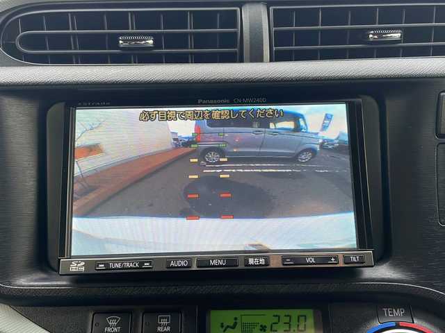 トヨタ アクア S 青森県 2013(平25)年 8.8万km ライムホワイトパールクリスタルシャイン 寒冷地仕様/ワンオーナー/社外SDナビ・ワンセグTV/CD・DVD・SD/バックカメラ/ワイパーデアイサー/ETC/スマートキー/プッシュスタート/オートライト/LEDヘッドライト/フォグランプ/社外15インチアルミ