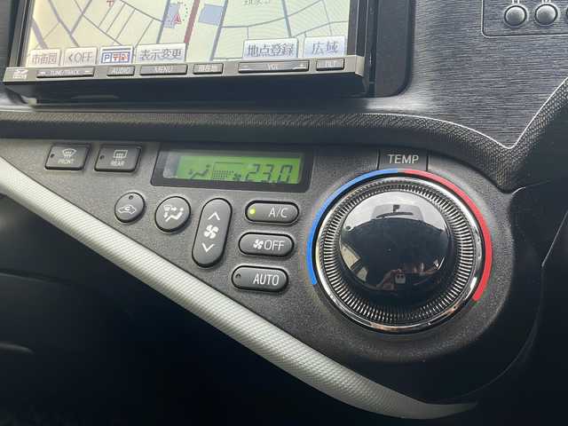 トヨタ アクア S 青森県 2013(平25)年 8.8万km ライムホワイトパールクリスタルシャイン 寒冷地仕様/ワンオーナー/社外SDナビ・ワンセグTV/CD・DVD・SD/バックカメラ/ワイパーデアイサー/ETC/スマートキー/プッシュスタート/オートライト/LEDヘッドライト/フォグランプ/社外15インチアルミ