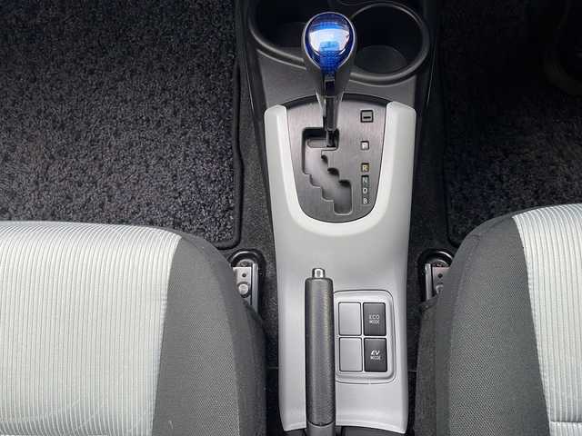 トヨタ アクア S 青森県 2013(平25)年 8.8万km ライムホワイトパールクリスタルシャイン 寒冷地仕様/ワンオーナー/社外SDナビ・ワンセグTV/CD・DVD・SD/バックカメラ/ワイパーデアイサー/ETC/スマートキー/プッシュスタート/オートライト/LEDヘッドライト/フォグランプ/社外15インチアルミ