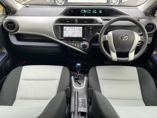 トヨタ アクア S 青森県 2013(平25)年 8.8万km ライムホワイトパールクリスタルシャイン 寒冷地仕様/ワンオーナー/社外SDナビ・ワンセグTV/CD・DVD・SD/バックカメラ/ワイパーデアイサー/ETC/スマートキー/プッシュスタート/オートライト/LEDヘッドライト/フォグランプ/社外15インチアルミ