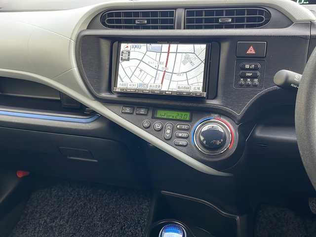 トヨタ アクア S 青森県 2013(平25)年 8.8万km ライムホワイトパールクリスタルシャイン 寒冷地仕様/ワンオーナー/社外SDナビ・ワンセグTV/CD・DVD・SD/バックカメラ/ワイパーデアイサー/ETC/スマートキー/プッシュスタート/オートライト/LEDヘッドライト/フォグランプ/社外15インチアルミ