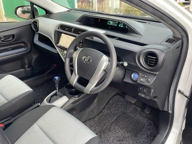 トヨタ アクア S 青森県 2013(平25)年 8.8万km ライムホワイトパールクリスタルシャイン 寒冷地仕様/ワンオーナー/社外SDナビ・ワンセグTV/CD・DVD・SD/バックカメラ/ワイパーデアイサー/ETC/スマートキー/プッシュスタート/オートライト/LEDヘッドライト/フォグランプ/社外15インチアルミ