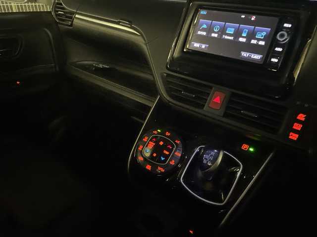 トヨタ エスクァイア ハイブリッド Gi 埼玉県 2015(平27)年 9.8万km ホワイトパールクリスタルシャイン 純正フリップダウンモニター /純正メモリナビ /　　CD/DVD/BT/フルセグ/両側パワースライドドア /クルーズコントロール /LEDオートライト /革シート /シートヒーター /純正16インチアルミホイール /ステアリングスイッチ /純正ETC