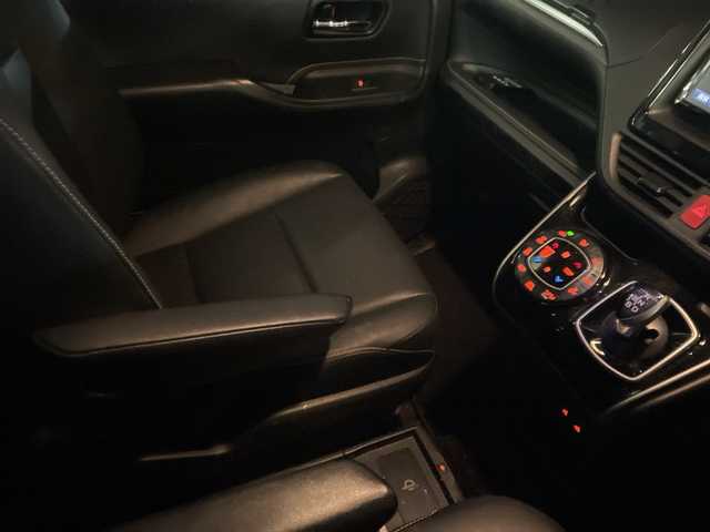 トヨタ エスクァイア ハイブリッド Gi 埼玉県 2015(平27)年 9.8万km ホワイトパールクリスタルシャイン 純正フリップダウンモニター /純正メモリナビ /　　CD/DVD/BT/フルセグ/両側パワースライドドア /クルーズコントロール /LEDオートライト /革シート /シートヒーター /純正16インチアルミホイール /ステアリングスイッチ /純正ETC