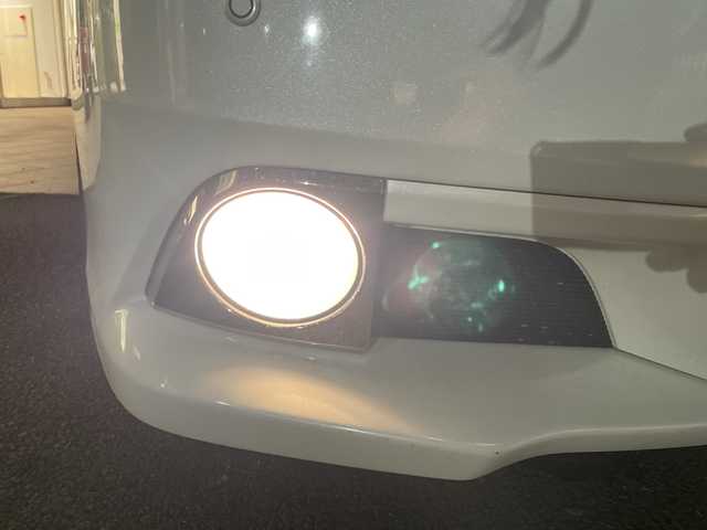 トヨタ エスクァイア ハイブリッド Gi 埼玉県 2015(平27)年 9.8万km ホワイトパールクリスタルシャイン 純正フリップダウンモニター /純正メモリナビ /　　CD/DVD/BT/フルセグ/両側パワースライドドア /クルーズコントロール /LEDオートライト /革シート /シートヒーター /純正16インチアルミホイール /ステアリングスイッチ /純正ETC