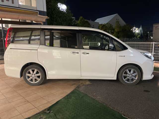 トヨタ エスクァイア ハイブリッド Gi 埼玉県 2015(平27)年 9.8万km ホワイトパールクリスタルシャイン 純正フリップダウンモニター /純正メモリナビ /　　CD/DVD/BT/フルセグ/両側パワースライドドア /クルーズコントロール /LEDオートライト /革シート /シートヒーター /純正16インチアルミホイール /ステアリングスイッチ /純正ETC