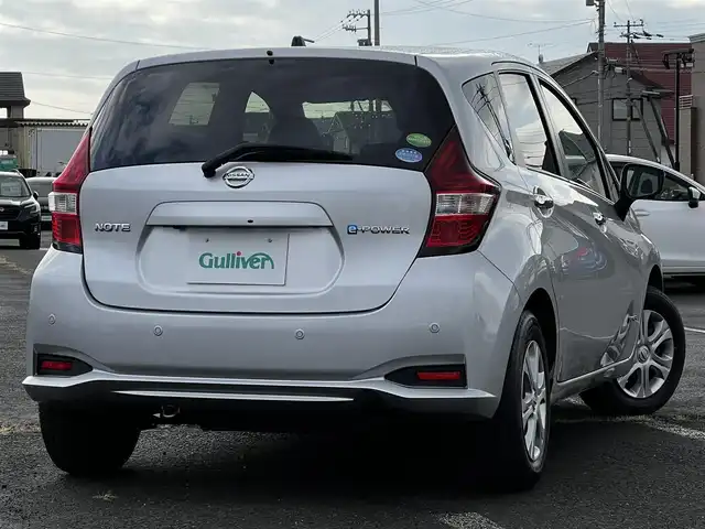 日産 ノート e－パワー B FOUR 道央・札幌 2020(令2)年 2.5万km ブリリアントシルバー ４WD/ワンオーナー/社外オーディオ/AM/FM/CD/衝突被害軽減ブレーキ/レーンキープアシスト/クリアランスソナー/バックカメラ/サイドカメラ/フロントカメラ/全方位カメラ/アラウンドビューモニター/ETC/DRIVEMODE/デジタルインナーミラー/アイドリングストップ/プッシュスタート/ハロゲンヘッドライト/オートライト/フォグランプ/ヘッドライトレベライザー/電動格納ミラー/ウィンカーミラー/社外フロアマット