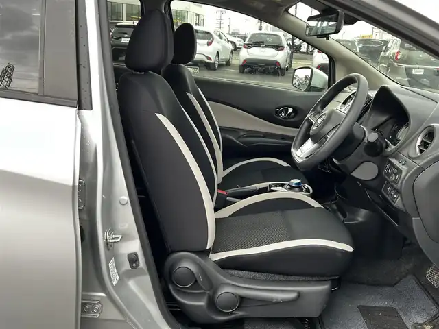 日産 ノート e－パワー B FOUR 道央・札幌 2020(令2)年 2.5万km ブリリアントシルバー ４WD/ワンオーナー/社外オーディオ/AM/FM/CD/衝突被害軽減ブレーキ/レーンキープアシスト/クリアランスソナー/バックカメラ/サイドカメラ/フロントカメラ/全方位カメラ/アラウンドビューモニター/ETC/DRIVEMODE/デジタルインナーミラー/アイドリングストップ/プッシュスタート/ハロゲンヘッドライト/オートライト/フォグランプ/ヘッドライトレベライザー/電動格納ミラー/ウィンカーミラー/社外フロアマット