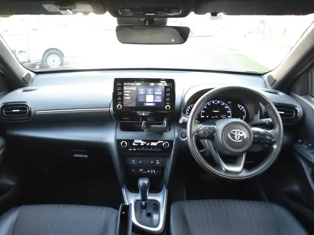 トヨタ ヤリスクロス Z 神奈川県 2023(令5)年 1.5万km ブラックマイカ/プラチナホワイトパールマイカ ワンオーナー/ツートンカラー/ハンズフリーパワーバックドア/セーフティセンス（衝突回避支援パッケージ）/：先行車発進告知機能/：セカンダリーコリジョンブレーキ/：パーキングサポートブレーキ（前後方静止物）/フルLEDヘッドライト/：フルLEDターンランプ/：ステアリングヒーター/オートエアコン（ナノイーX）/8インチディスプレイオーディオ/：ナビゲーション/：Bluetoothオーディオ/：バックカメラ/純正18インチアルミホイール/ドライブレコーダー付自動防眩インナーミラー/タイプC充電用端子/ビルトインETC2.0/純正フロアマット/：ドアバイザー/ーーーーーーーーーーーーーーーーーーーーーーーーーー/保証書/取扱説明書/ナビ取説/スペアスマートキー×1本