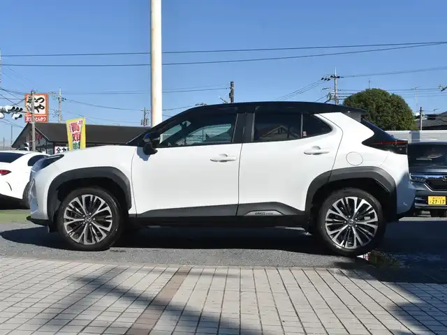 トヨタ ヤリスクロス Z 神奈川県 2023(令5)年 1.5万km ブラックマイカ/プラチナホワイトパールマイカ ワンオーナー/ツートンカラー/ハンズフリーパワーバックドア/セーフティセンス（衝突回避支援パッケージ）/：先行車発進告知機能/：セカンダリーコリジョンブレーキ/：パーキングサポートブレーキ（前後方静止物）/フルLEDヘッドライト/：フルLEDターンランプ/：ステアリングヒーター/オートエアコン（ナノイーX）/8インチディスプレイオーディオ/：ナビゲーション/：Bluetoothオーディオ/：バックカメラ/純正18インチアルミホイール/ドライブレコーダー付自動防眩インナーミラー/タイプC充電用端子/ビルトインETC2.0/純正フロアマット/：ドアバイザー/ーーーーーーーーーーーーーーーーーーーーーーーーーー/保証書/取扱説明書/ナビ取説/スペアスマートキー×1本