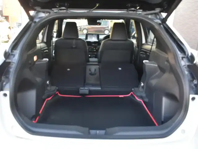 トヨタ ヤリスクロス Z 神奈川県 2023(令5)年 1.5万km ブラックマイカ/プラチナホワイトパールマイカ ワンオーナー/ツートンカラー/ハンズフリーパワーバックドア/セーフティセンス（衝突回避支援パッケージ）/：先行車発進告知機能/：セカンダリーコリジョンブレーキ/：パーキングサポートブレーキ（前後方静止物）/フルLEDヘッドライト/：フルLEDターンランプ/：ステアリングヒーター/オートエアコン（ナノイーX）/8インチディスプレイオーディオ/：ナビゲーション/：Bluetoothオーディオ/：バックカメラ/純正18インチアルミホイール/ドライブレコーダー付自動防眩インナーミラー/タイプC充電用端子/ビルトインETC2.0/純正フロアマット/：ドアバイザー/ーーーーーーーーーーーーーーーーーーーーーーーーーー/保証書/取扱説明書/ナビ取説/スペアスマートキー×1本