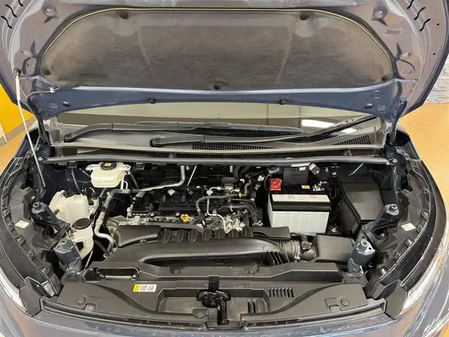 トヨタ ヴォクシー S－G 群馬県 2023(令5)年 1.3万km マッシブグレー トヨタセーフティセンス/・プリクラッシュセーフティ/・レーンディパーチャーアラート/・クリアランスソナー/・レーダークルーズコントロール/・ロードサインアシスト/・プロアクティブドライビングアシスト/・パーキングサポートブレーキ/純正ディスプレイオーディオ（ナビ機能付き）/・フルセグTV/・BT/DVD/CD/USB/・AppleCarPlay/AndroidAuto/・FM/AM/バックカメラ/ビルトインETC2.0/両側パワースライドドア/電子パーキング/ブレーキーオートホールド/革巻きステアリング/ステアリングスイッチ/スマートキー/プッシュスタート/LEDヘッドライト/オートライト/オートマチックハイビーム/純正16インチAW/純正ドアバイザー/フロアマット/電動格納ウィンカーミラー/横滑り防止機能