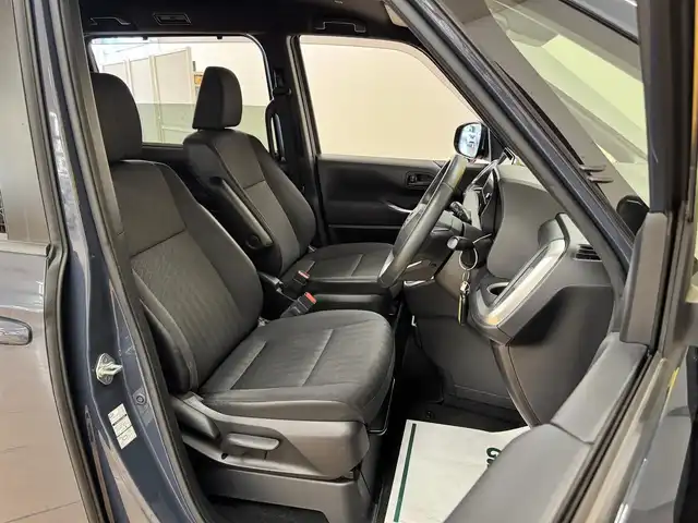 トヨタ ヴォクシー S－G 群馬県 2023(令5)年 1.3万km マッシブグレー トヨタセーフティセンス/・プリクラッシュセーフティ/・レーンディパーチャーアラート/・クリアランスソナー/・レーダークルーズコントロール/・ロードサインアシスト/・プロアクティブドライビングアシスト/・パーキングサポートブレーキ/純正ディスプレイオーディオ（ナビ機能付き）/・フルセグTV/・BT/DVD/CD/USB/・AppleCarPlay/AndroidAuto/・FM/AM/バックカメラ/ビルトインETC2.0/両側パワースライドドア/電子パーキング/ブレーキーオートホールド/革巻きステアリング/ステアリングスイッチ/スマートキー/プッシュスタート/LEDヘッドライト/オートライト/オートマチックハイビーム/純正16インチAW/純正ドアバイザー/フロアマット/電動格納ウィンカーミラー/横滑り防止機能