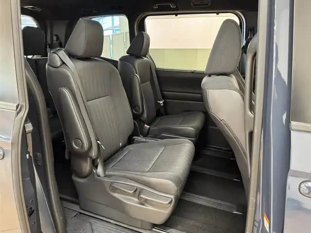 トヨタ ヴォクシー S－G 群馬県 2023(令5)年 1.3万km マッシブグレー トヨタセーフティセンス/・プリクラッシュセーフティ/・レーンディパーチャーアラート/・クリアランスソナー/・レーダークルーズコントロール/・ロードサインアシスト/・プロアクティブドライビングアシスト/・パーキングサポートブレーキ/純正ディスプレイオーディオ（ナビ機能付き）/・フルセグTV/・BT/DVD/CD/USB/・AppleCarPlay/AndroidAuto/・FM/AM/バックカメラ/ビルトインETC2.0/両側パワースライドドア/電子パーキング/ブレーキーオートホールド/革巻きステアリング/ステアリングスイッチ/スマートキー/プッシュスタート/LEDヘッドライト/オートライト/オートマチックハイビーム/純正16インチAW/純正ドアバイザー/フロアマット/電動格納ウィンカーミラー/横滑り防止機能