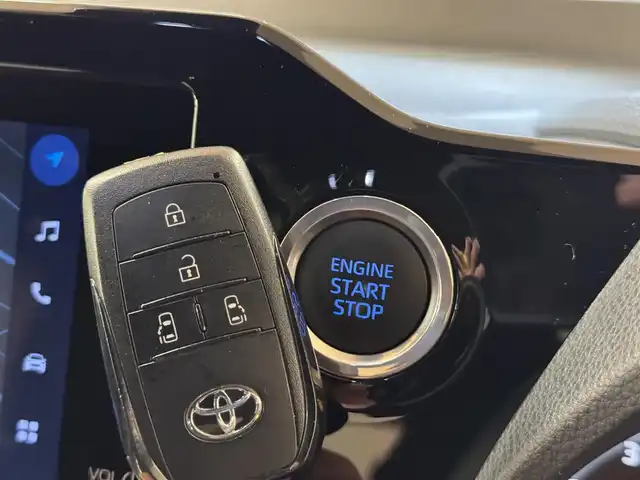 トヨタ ヴォクシー S－G 群馬県 2023(令5)年 1.3万km マッシブグレー トヨタセーフティセンス/・プリクラッシュセーフティ/・レーンディパーチャーアラート/・クリアランスソナー/・レーダークルーズコントロール/・ロードサインアシスト/・プロアクティブドライビングアシスト/・パーキングサポートブレーキ/純正ディスプレイオーディオ（ナビ機能付き）/・フルセグTV/・BT/DVD/CD/USB/・AppleCarPlay/AndroidAuto/・FM/AM/バックカメラ/ビルトインETC2.0/両側パワースライドドア/電子パーキング/ブレーキーオートホールド/革巻きステアリング/ステアリングスイッチ/スマートキー/プッシュスタート/LEDヘッドライト/オートライト/オートマチックハイビーム/純正16インチAW/純正ドアバイザー/フロアマット/電動格納ウィンカーミラー/横滑り防止機能