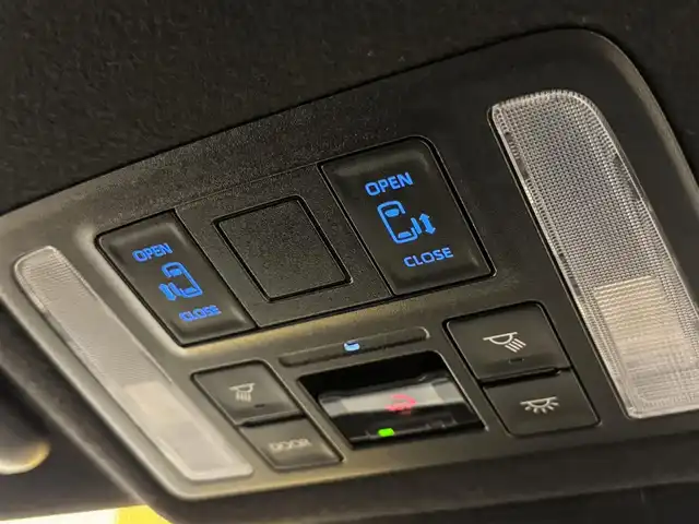 トヨタ ヴォクシー S－G 群馬県 2023(令5)年 1.3万km マッシブグレー トヨタセーフティセンス/・プリクラッシュセーフティ/・レーンディパーチャーアラート/・クリアランスソナー/・レーダークルーズコントロール/・ロードサインアシスト/・プロアクティブドライビングアシスト/・パーキングサポートブレーキ/純正ディスプレイオーディオ（ナビ機能付き）/・フルセグTV/・BT/DVD/CD/USB/・AppleCarPlay/AndroidAuto/・FM/AM/バックカメラ/ビルトインETC2.0/両側パワースライドドア/電子パーキング/ブレーキーオートホールド/革巻きステアリング/ステアリングスイッチ/スマートキー/プッシュスタート/LEDヘッドライト/オートライト/オートマチックハイビーム/純正16インチAW/純正ドアバイザー/フロアマット/電動格納ウィンカーミラー/横滑り防止機能