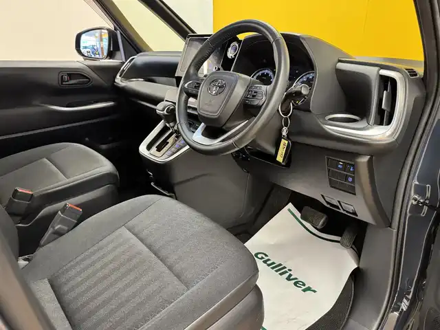 トヨタ ヴォクシー S－G 群馬県 2023(令5)年 1.3万km マッシブグレー トヨタセーフティセンス/・プリクラッシュセーフティ/・レーンディパーチャーアラート/・クリアランスソナー/・レーダークルーズコントロール/・ロードサインアシスト/・プロアクティブドライビングアシスト/・パーキングサポートブレーキ/純正ディスプレイオーディオ（ナビ機能付き）/・フルセグTV/・BT/DVD/CD/USB/・AppleCarPlay/AndroidAuto/・FM/AM/バックカメラ/ビルトインETC2.0/両側パワースライドドア/電子パーキング/ブレーキーオートホールド/革巻きステアリング/ステアリングスイッチ/スマートキー/プッシュスタート/LEDヘッドライト/オートライト/オートマチックハイビーム/純正16インチAW/純正ドアバイザー/フロアマット/電動格納ウィンカーミラー/横滑り防止機能