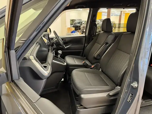 トヨタ ヴォクシー S－G 群馬県 2023(令5)年 1.3万km マッシブグレー トヨタセーフティセンス/・プリクラッシュセーフティ/・レーンディパーチャーアラート/・クリアランスソナー/・レーダークルーズコントロール/・ロードサインアシスト/・プロアクティブドライビングアシスト/・パーキングサポートブレーキ/純正ディスプレイオーディオ（ナビ機能付き）/・フルセグTV/・BT/DVD/CD/USB/・AppleCarPlay/AndroidAuto/・FM/AM/バックカメラ/ビルトインETC2.0/両側パワースライドドア/電子パーキング/ブレーキーオートホールド/革巻きステアリング/ステアリングスイッチ/スマートキー/プッシュスタート/LEDヘッドライト/オートライト/オートマチックハイビーム/純正16インチAW/純正ドアバイザー/フロアマット/電動格納ウィンカーミラー/横滑り防止機能