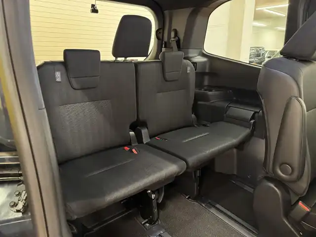 トヨタ ヴォクシー S－G 群馬県 2023(令5)年 1.3万km マッシブグレー トヨタセーフティセンス/・プリクラッシュセーフティ/・レーンディパーチャーアラート/・クリアランスソナー/・レーダークルーズコントロール/・ロードサインアシスト/・プロアクティブドライビングアシスト/・パーキングサポートブレーキ/純正ディスプレイオーディオ（ナビ機能付き）/・フルセグTV/・BT/DVD/CD/USB/・AppleCarPlay/AndroidAuto/・FM/AM/バックカメラ/ビルトインETC2.0/両側パワースライドドア/電子パーキング/ブレーキーオートホールド/革巻きステアリング/ステアリングスイッチ/スマートキー/プッシュスタート/LEDヘッドライト/オートライト/オートマチックハイビーム/純正16インチAW/純正ドアバイザー/フロアマット/電動格納ウィンカーミラー/横滑り防止機能