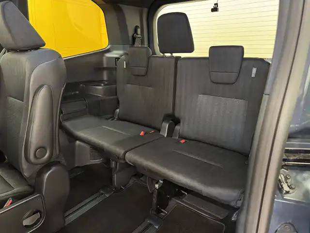 トヨタ ヴォクシー S－G 群馬県 2023(令5)年 1.3万km マッシブグレー トヨタセーフティセンス/・プリクラッシュセーフティ/・レーンディパーチャーアラート/・クリアランスソナー/・レーダークルーズコントロール/・ロードサインアシスト/・プロアクティブドライビングアシスト/・パーキングサポートブレーキ/純正ディスプレイオーディオ（ナビ機能付き）/・フルセグTV/・BT/DVD/CD/USB/・AppleCarPlay/AndroidAuto/・FM/AM/バックカメラ/ビルトインETC2.0/両側パワースライドドア/電子パーキング/ブレーキーオートホールド/革巻きステアリング/ステアリングスイッチ/スマートキー/プッシュスタート/LEDヘッドライト/オートライト/オートマチックハイビーム/純正16インチAW/純正ドアバイザー/フロアマット/電動格納ウィンカーミラー/横滑り防止機能