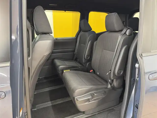 トヨタ ヴォクシー S－G 群馬県 2023(令5)年 1.3万km マッシブグレー トヨタセーフティセンス/・プリクラッシュセーフティ/・レーンディパーチャーアラート/・クリアランスソナー/・レーダークルーズコントロール/・ロードサインアシスト/・プロアクティブドライビングアシスト/・パーキングサポートブレーキ/純正ディスプレイオーディオ（ナビ機能付き）/・フルセグTV/・BT/DVD/CD/USB/・AppleCarPlay/AndroidAuto/・FM/AM/バックカメラ/ビルトインETC2.0/両側パワースライドドア/電子パーキング/ブレーキーオートホールド/革巻きステアリング/ステアリングスイッチ/スマートキー/プッシュスタート/LEDヘッドライト/オートライト/オートマチックハイビーム/純正16インチAW/純正ドアバイザー/フロアマット/電動格納ウィンカーミラー/横滑り防止機能