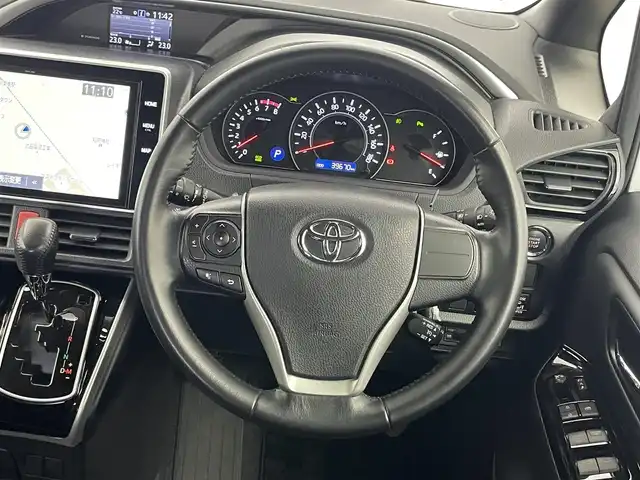 トヨタ ヴォクシー ZS 煌Ⅲ 埼玉県 2021(令3)年 4万km ホワイトパールクリスタルシャイン 純正１０インチナビ　バックカメラ　１２インチ後席モニター　両側パワースライドドア　ビルトインＥＴＣ２．０　ドライブレコーダー　クルーズコントロール　純正アルミ　ＬＥＤライト　Ｂｌｕｅｔｏｏｔｈ　地デジ