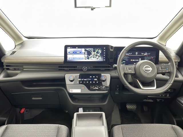 日産 セレナ ハイウェイスター V 群馬県 2024(令6)年 0.3万km プリズムホワイト 純正１２．３型ナビ　純正１１型後席モニター　全周囲カメラ　プロパイロット　デジタルインナーミラー　置くだけ充電　両側電動スライドドア　ブラインドスポットモニター　シートヒーター　パドルシフト　禁煙車