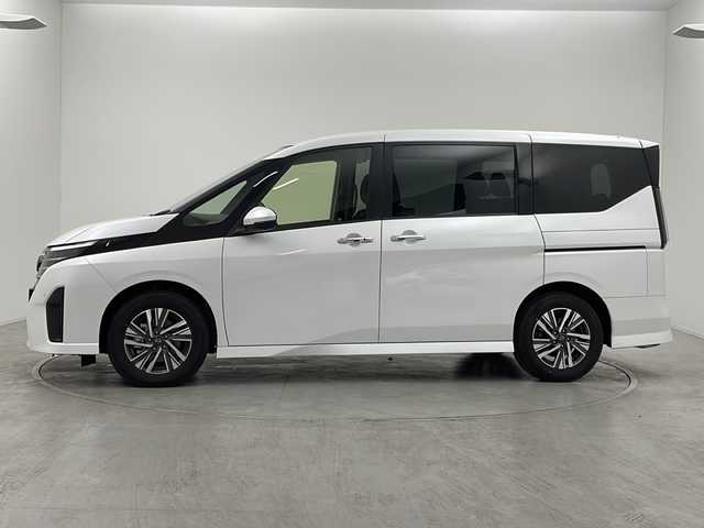 日産 セレナ ハイウェイスター V 群馬県 2024(令6)年 0.3万km プリズムホワイト 純正１２．３型ナビ　純正１１型後席モニター　全周囲カメラ　プロパイロット　デジタルインナーミラー　置くだけ充電　両側電動スライドドア　ブラインドスポットモニター　シートヒーター　パドルシフト　禁煙車