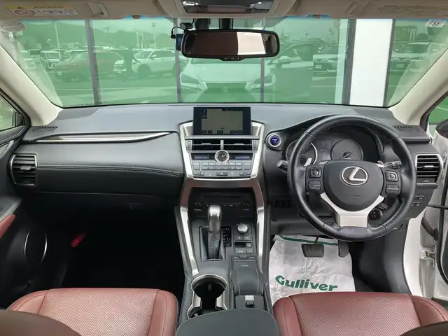 レクサス ＮＸ 300h バージョンL 香川県 2015(平27)年 4.9万km ソニッククォーツ 純正SDナビゲーション/フルセグ　AM FM CD DVD　USB　Bluetooth　AUX　SD/パワーバックドア/バックガイド　サイドモニター/クルーズコントロール/ドライブモードセレクト/革巻きステアリング/パドルシフト/ステアリングヒーター/革シート/前席シートヒーター/前席シートベンチレーション/前席パワーシート/運転席メモリーシート/パワーイージーアクセスシステム/電動格納リクライニング機能付6：4割分割可倒式リアシート/ETC2.0/社外前方ドライブレコーダー/プッシュスタート/AC100V　１００Wアクセサリーコンセント【リア】/電子パーキング　オートホールド/スマートキー/角型三眼LEDヘッドランプ/LEDデイライト/オートライトシステム/純正リアスポイラー/純正18インチアルミホイール