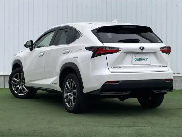 レクサス ＮＸ 300h バージョンL 香川県 2015(平27)年 4.9万km ソニッククォーツ 純正SDナビゲーション/フルセグ　AM FM CD DVD　USB　Bluetooth　AUX　SD/パワーバックドア/バックガイド　サイドモニター/クルーズコントロール/ドライブモードセレクト/革巻きステアリング/パドルシフト/ステアリングヒーター/革シート/前席シートヒーター/前席シートベンチレーション/前席パワーシート/運転席メモリーシート/パワーイージーアクセスシステム/電動格納リクライニング機能付6：4割分割可倒式リアシート/ETC2.0/社外前方ドライブレコーダー/プッシュスタート/AC100V　１００Wアクセサリーコンセント【リア】/電子パーキング　オートホールド/スマートキー/角型三眼LEDヘッドランプ/LEDデイライト/オートライトシステム/純正リアスポイラー/純正18インチアルミホイール