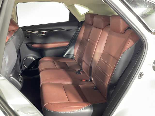 レクサス ＮＸ 300h バージョンL 香川県 2015(平27)年 4.9万km ソニッククォーツ 純正SDナビゲーション/フルセグ　AM FM CD DVD　USB　Bluetooth　AUX　SD/パワーバックドア/バックガイド　サイドモニター/クルーズコントロール/ドライブモードセレクト/革巻きステアリング/パドルシフト/ステアリングヒーター/革シート/前席シートヒーター/前席シートベンチレーション/前席パワーシート/運転席メモリーシート/パワーイージーアクセスシステム/電動格納リクライニング機能付6：4割分割可倒式リアシート/ETC2.0/社外前方ドライブレコーダー/プッシュスタート/AC100V　１００Wアクセサリーコンセント【リア】/電子パーキング　オートホールド/スマートキー/角型三眼LEDヘッドランプ/LEDデイライト/オートライトシステム/純正リアスポイラー/純正18インチアルミホイール