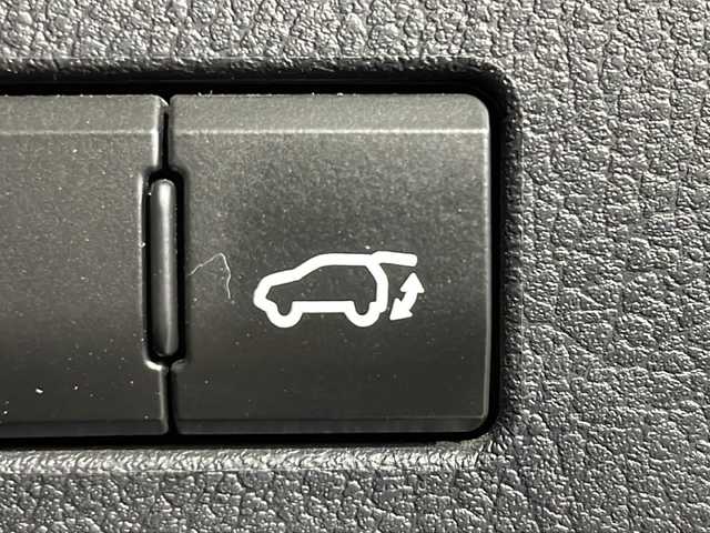 レクサス ＮＸ 300h バージョンL 香川県 2015(平27)年 4.9万km ソニッククォーツ 純正SDナビゲーション/フルセグ　AM FM CD DVD　USB　Bluetooth　AUX　SD/パワーバックドア/バックガイド　サイドモニター/クルーズコントロール/ドライブモードセレクト/革巻きステアリング/パドルシフト/ステアリングヒーター/革シート/前席シートヒーター/前席シートベンチレーション/前席パワーシート/運転席メモリーシート/パワーイージーアクセスシステム/電動格納リクライニング機能付6：4割分割可倒式リアシート/ETC2.0/社外前方ドライブレコーダー/プッシュスタート/AC100V　１００Wアクセサリーコンセント【リア】/電子パーキング　オートホールド/スマートキー/角型三眼LEDヘッドランプ/LEDデイライト/オートライトシステム/純正リアスポイラー/純正18インチアルミホイール