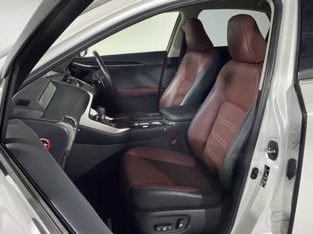 レクサス ＮＸ 300h バージョンL 香川県 2015(平27)年 4.9万km ソニッククォーツ 純正SDナビゲーション/フルセグ　AM FM CD DVD　USB　Bluetooth　AUX　SD/パワーバックドア/バックガイド　サイドモニター/クルーズコントロール/ドライブモードセレクト/革巻きステアリング/パドルシフト/ステアリングヒーター/革シート/前席シートヒーター/前席シートベンチレーション/前席パワーシート/運転席メモリーシート/パワーイージーアクセスシステム/電動格納リクライニング機能付6：4割分割可倒式リアシート/ETC2.0/社外前方ドライブレコーダー/プッシュスタート/AC100V　１００Wアクセサリーコンセント【リア】/電子パーキング　オートホールド/スマートキー/角型三眼LEDヘッドランプ/LEDデイライト/オートライトシステム/純正リアスポイラー/純正18インチアルミホイール