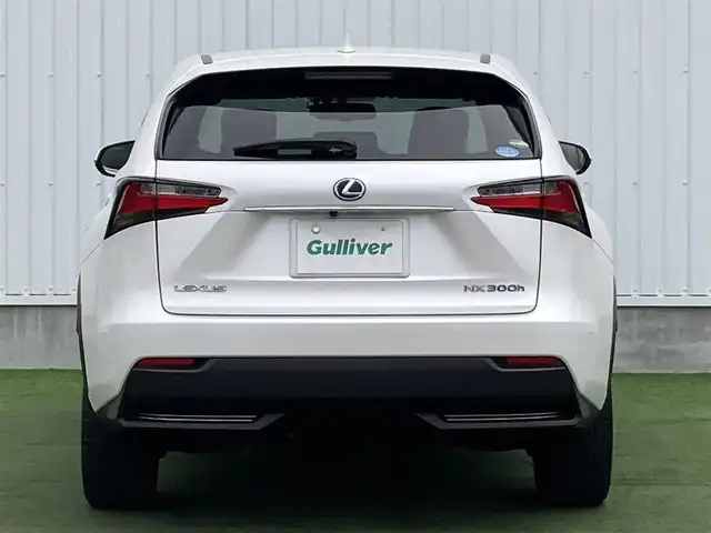レクサス ＮＸ 300h バージョンL 香川県 2015(平27)年 4.9万km ソニッククォーツ 純正SDナビゲーション/フルセグ　AM FM CD DVD　USB　Bluetooth　AUX　SD/パワーバックドア/バックガイド　サイドモニター/クルーズコントロール/ドライブモードセレクト/革巻きステアリング/パドルシフト/ステアリングヒーター/革シート/前席シートヒーター/前席シートベンチレーション/前席パワーシート/運転席メモリーシート/パワーイージーアクセスシステム/電動格納リクライニング機能付6：4割分割可倒式リアシート/ETC2.0/社外前方ドライブレコーダー/プッシュスタート/AC100V　１００Wアクセサリーコンセント【リア】/電子パーキング　オートホールド/スマートキー/角型三眼LEDヘッドランプ/LEDデイライト/オートライトシステム/純正リアスポイラー/純正18インチアルミホイール