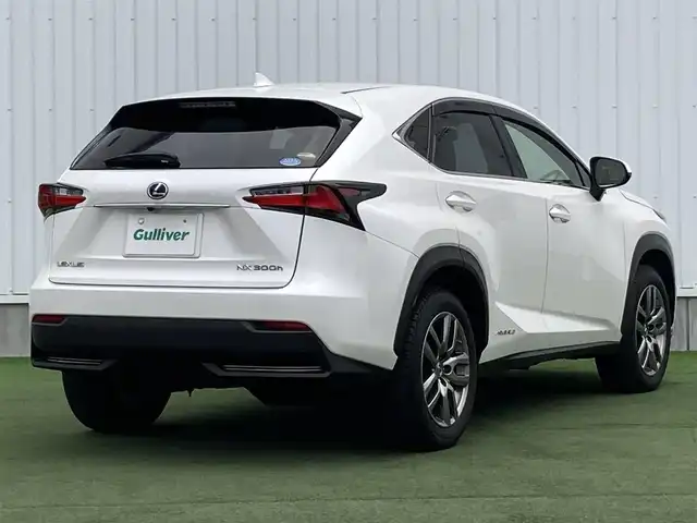レクサス ＮＸ 300h バージョンL 香川県 2015(平27)年 4.9万km ソニッククォーツ 純正SDナビゲーション/フルセグ　AM FM CD DVD　USB　Bluetooth　AUX　SD/パワーバックドア/バックガイド　サイドモニター/クルーズコントロール/ドライブモードセレクト/革巻きステアリング/パドルシフト/ステアリングヒーター/革シート/前席シートヒーター/前席シートベンチレーション/前席パワーシート/運転席メモリーシート/パワーイージーアクセスシステム/電動格納リクライニング機能付6：4割分割可倒式リアシート/ETC2.0/社外前方ドライブレコーダー/プッシュスタート/AC100V　１００Wアクセサリーコンセント【リア】/電子パーキング　オートホールド/スマートキー/角型三眼LEDヘッドランプ/LEDデイライト/オートライトシステム/純正リアスポイラー/純正18インチアルミホイール