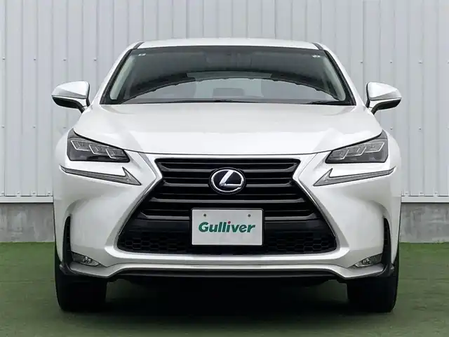 レクサス ＮＸ 300h バージョンL 香川県 2015(平27)年 4.9万km ソニッククォーツ 純正SDナビゲーション/フルセグ　AM FM CD DVD　USB　Bluetooth　AUX　SD/パワーバックドア/バックガイド　サイドモニター/クルーズコントロール/ドライブモードセレクト/革巻きステアリング/パドルシフト/ステアリングヒーター/革シート/前席シートヒーター/前席シートベンチレーション/前席パワーシート/運転席メモリーシート/パワーイージーアクセスシステム/電動格納リクライニング機能付6：4割分割可倒式リアシート/ETC2.0/社外前方ドライブレコーダー/プッシュスタート/AC100V　１００Wアクセサリーコンセント【リア】/電子パーキング　オートホールド/スマートキー/角型三眼LEDヘッドランプ/LEDデイライト/オートライトシステム/純正リアスポイラー/純正18インチアルミホイール