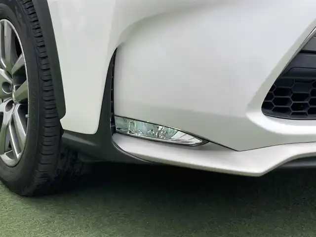 レクサス ＮＸ 300h バージョンL 香川県 2015(平27)年 4.9万km ソニッククォーツ 純正SDナビゲーション/フルセグ　AM FM CD DVD　USB　Bluetooth　AUX　SD/パワーバックドア/バックガイド　サイドモニター/クルーズコントロール/ドライブモードセレクト/革巻きステアリング/パドルシフト/ステアリングヒーター/革シート/前席シートヒーター/前席シートベンチレーション/前席パワーシート/運転席メモリーシート/パワーイージーアクセスシステム/電動格納リクライニング機能付6：4割分割可倒式リアシート/ETC2.0/社外前方ドライブレコーダー/プッシュスタート/AC100V　１００Wアクセサリーコンセント【リア】/電子パーキング　オートホールド/スマートキー/角型三眼LEDヘッドランプ/LEDデイライト/オートライトシステム/純正リアスポイラー/純正18インチアルミホイール