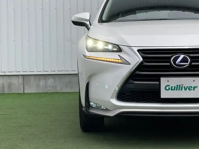 レクサス ＮＸ 300h バージョンL 香川県 2015(平27)年 4.9万km ソニッククォーツ 純正SDナビゲーション/フルセグ　AM FM CD DVD　USB　Bluetooth　AUX　SD/パワーバックドア/バックガイド　サイドモニター/クルーズコントロール/ドライブモードセレクト/革巻きステアリング/パドルシフト/ステアリングヒーター/革シート/前席シートヒーター/前席シートベンチレーション/前席パワーシート/運転席メモリーシート/パワーイージーアクセスシステム/電動格納リクライニング機能付6：4割分割可倒式リアシート/ETC2.0/社外前方ドライブレコーダー/プッシュスタート/AC100V　１００Wアクセサリーコンセント【リア】/電子パーキング　オートホールド/スマートキー/角型三眼LEDヘッドランプ/LEDデイライト/オートライトシステム/純正リアスポイラー/純正18インチアルミホイール