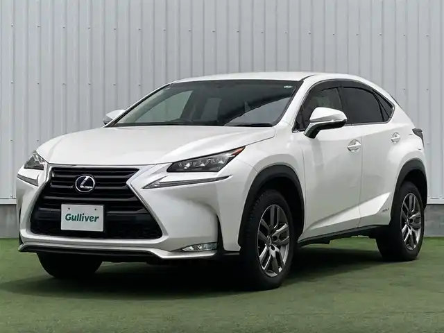 レクサス ＮＸ 300h バージョンL 香川県 2015(平27)年 4.9万km ソニッククォーツ 純正SDナビゲーション/フルセグ　AM FM CD DVD　USB　Bluetooth　AUX　SD/パワーバックドア/バックガイド　サイドモニター/クルーズコントロール/ドライブモードセレクト/革巻きステアリング/パドルシフト/ステアリングヒーター/革シート/前席シートヒーター/前席シートベンチレーション/前席パワーシート/運転席メモリーシート/パワーイージーアクセスシステム/電動格納リクライニング機能付6：4割分割可倒式リアシート/ETC2.0/社外前方ドライブレコーダー/プッシュスタート/AC100V　１００Wアクセサリーコンセント【リア】/電子パーキング　オートホールド/スマートキー/角型三眼LEDヘッドランプ/LEDデイライト/オートライトシステム/純正リアスポイラー/純正18インチアルミホイール